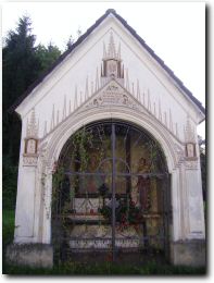 Diese Kapelle beim Hof Kohlhuber aus dem Jahre 1878 flankiert den ehemaligen Kalvarienberg auf der Ostseite am Eingang zum Waltenbachgraben.